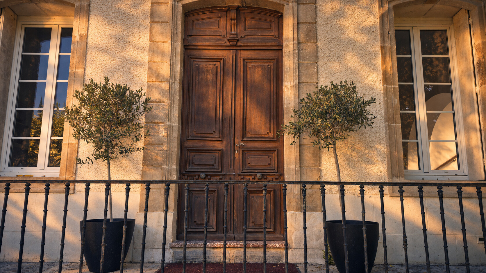 La porte historique de La Villamara encadrée de deux oliviers
